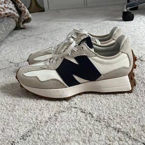 Brand new NEW BALANCE 327 sz 8
